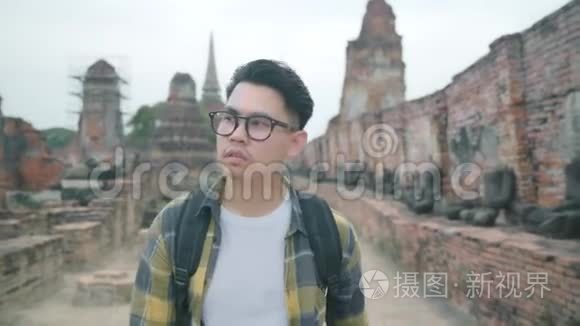 旅行者亚洲男子使用智能手机拍照时，度假旅行在阿育塔亚，泰国。