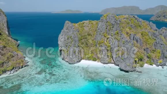 菲律宾巴拉万ElNido清水岛的空中无人机镜头。 岩石和晶莹剔透的浅塔基