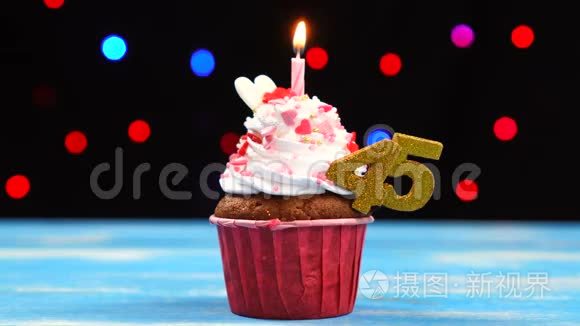 带有蜡烛的美味生日蛋糕和45号的彩色模糊灯光背景
