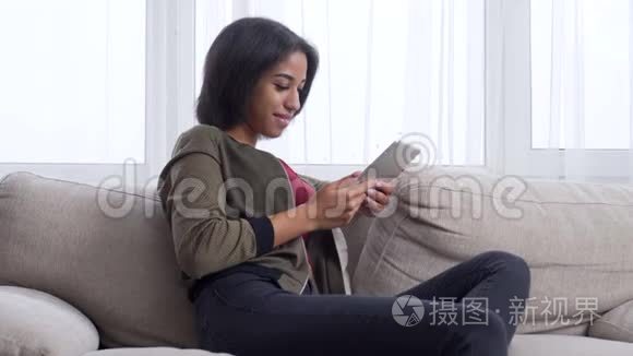 在家看数码平板电脑视频的少女