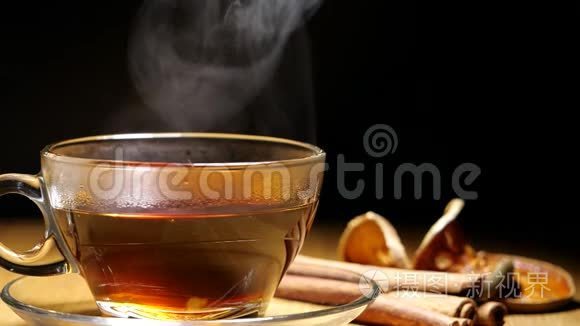 红茶或热的香草饮料，用蒸汽缓慢运动