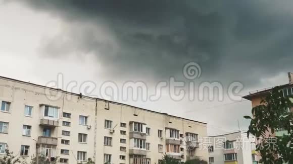 一场雷雨逼近一栋多层建筑视频