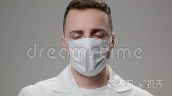 戴口罩的年轻医生建议视频