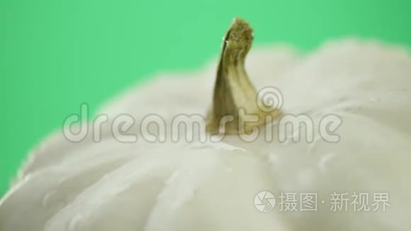 在视频中，我们看到了一个白色的南瓜，雨水从顶部开始倾泻，然后停在视频的中间