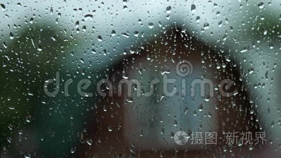 小雨点落在潮湿的窗户玻璃上