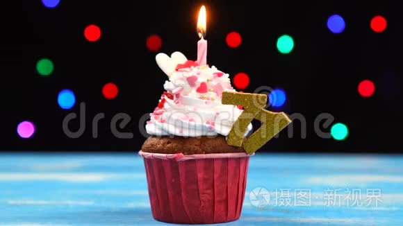 带有蜡烛的美味生日蛋糕和71号的彩色模糊灯光背景