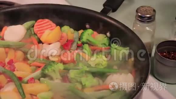 冷冻蔬菜上的油视频