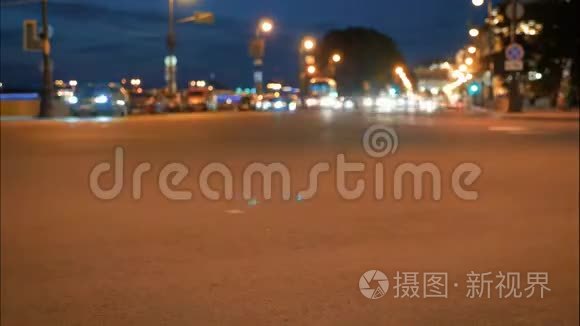 夜间交通，汽车在街道道路上，晚上在繁忙的城市，城市景观。