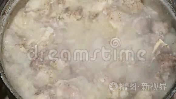 农民在大锅里煮饭或羊肉干视频