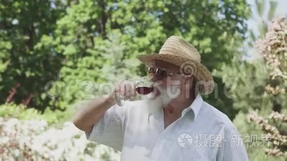 戴帽子喝红酒的老人画像视频