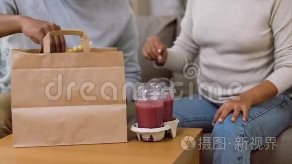 带着外卖食品和吸管饮料的情侣视频