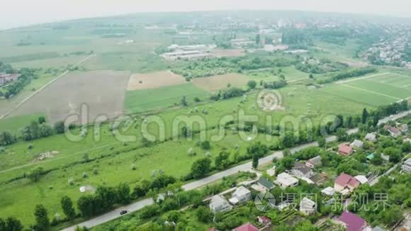 在美丽的乡村住宅区登陆