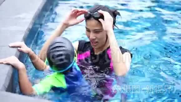 亚洲游泳教练在游泳池教小孩视频