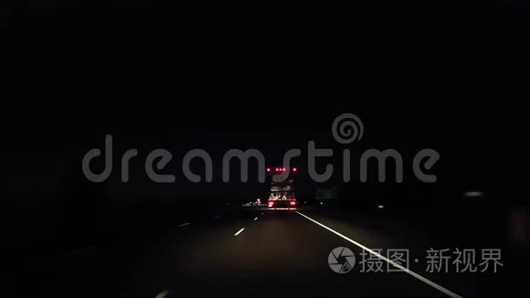 夜间高速公路大型货车。 在州际公路上跟随车辆进行POV流水线的司机视角