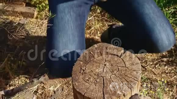 孩子在农场用砍柴斧干活视频