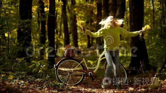 假日户外度假之旅.. 秋天的女人。 公园里骑自行车的漂亮年轻女人。