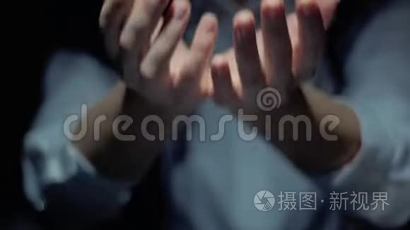 双手展示圆形全息图学习中文视频