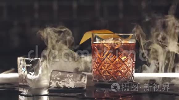 酒吧里有冰块的鸡尾酒