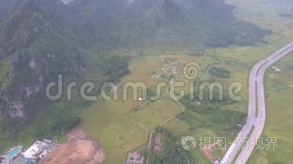 小村庄被山脚下的田野包围视频