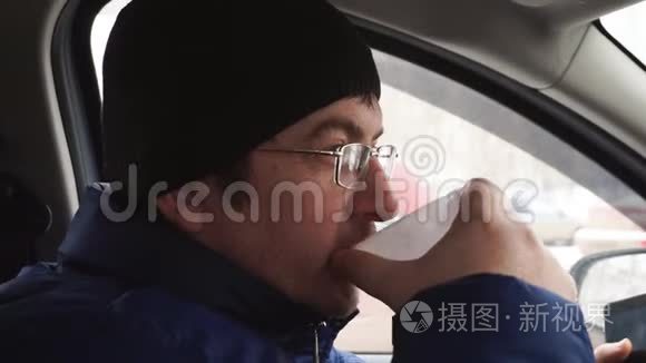 戴眼镜戴帽子的男人喝咖啡视频