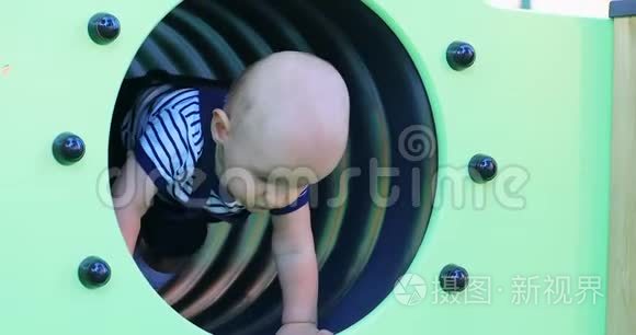 婴儿在游乐场隧道视频