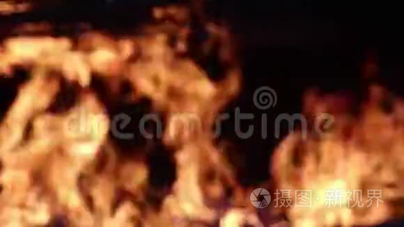 在一个大的燃烧炉里模糊的火墙视频