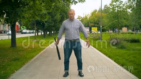 在城里用棒球棒走路的罪犯视频