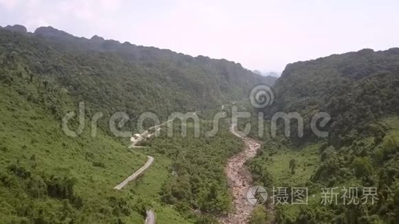 山涧与弯曲的柏油路平行流动视频