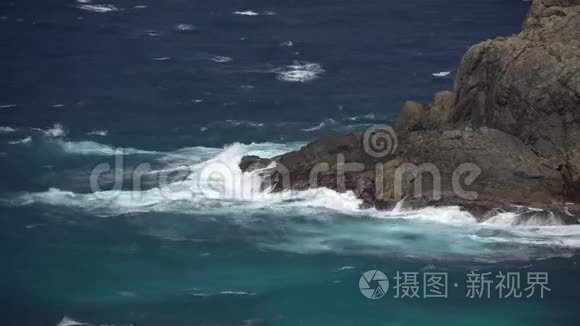 海浪对悬崖或海岸线的影响视频