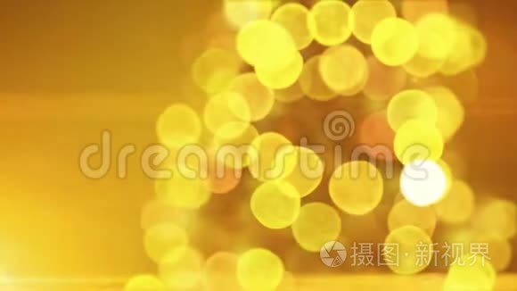 美丽的金色圣诞树灯光闪烁和旋转特写在蓝色的博克在黄色的背景。 装载3d