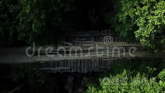 高加索雨林河上的木桥俯视图视频