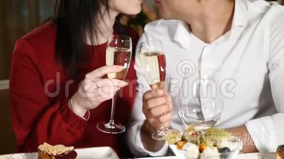 浪漫的概念。 快乐的夫妇吃晚饭喝香槟，庆祝周年。 女人和男人，干杯