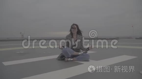 穿灰色外套的漂亮女孩坐在户外的莲花位置。 S-log