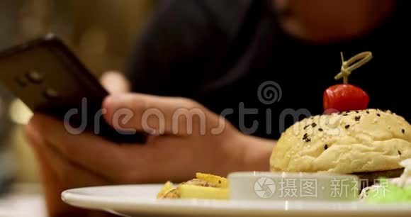 餐盘上的汉堡特写视频