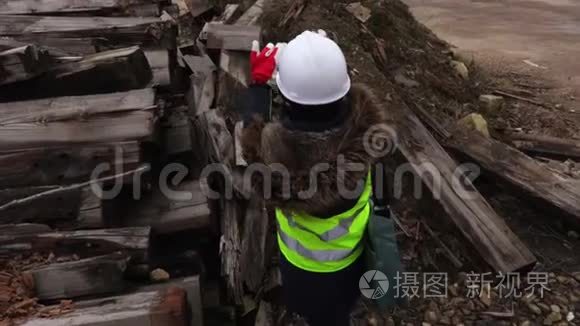 女工程师检查建筑工地的垃圾视频