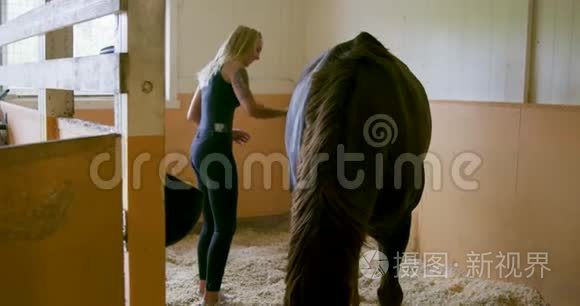 在一个马厩里，女人在室内刷牙