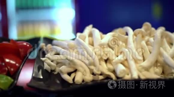 4KEnoki蘑菇和辣椒作为午餐火锅在自助餐厅。 台湾