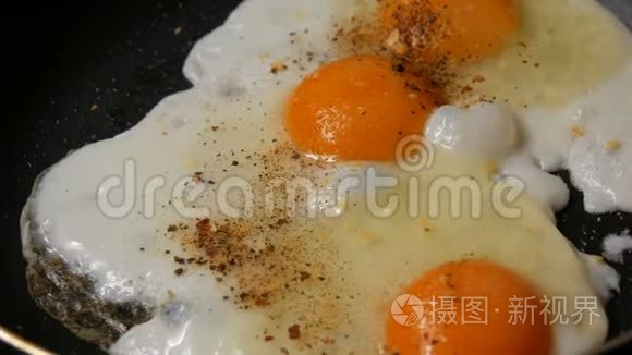 锅中洒满香料的煎蛋的特写镜头视频