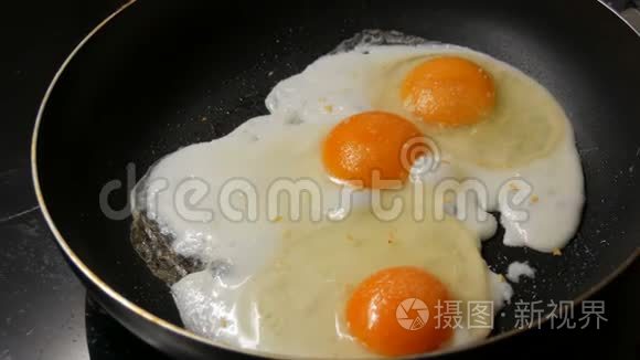 锅中洒满香料的煎蛋的特写镜头视频