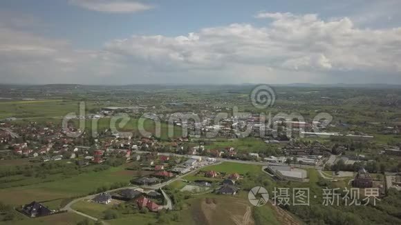 从鸟瞰`全景.. 中欧：城镇或村庄位于青山之间.. 气候温和。 飞行d