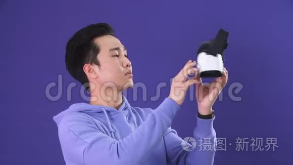 韩国年轻人对虚拟现实感到惊讶视频
