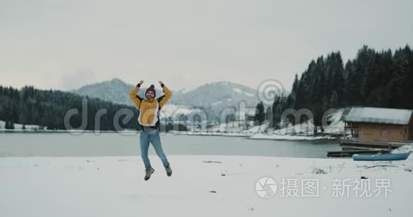 快乐的一天，一位游客来到了一个美丽的风景之地，有着雪山和雪湖，游客在四周跳跃。