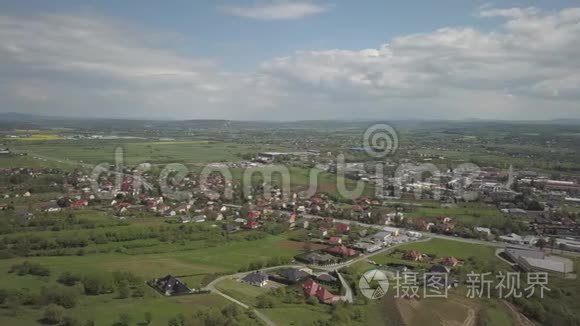 从鸟瞰`全景.. 中欧：城镇或村庄位于青山之间.. 气候温和。 飞行d