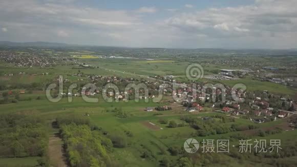 从鸟瞰`全景.. 中欧：城镇或村庄位于青山之间.. 气候温和。 飞行d