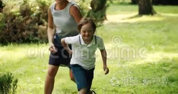 唐氏综合症男孩在公园里跑步视频