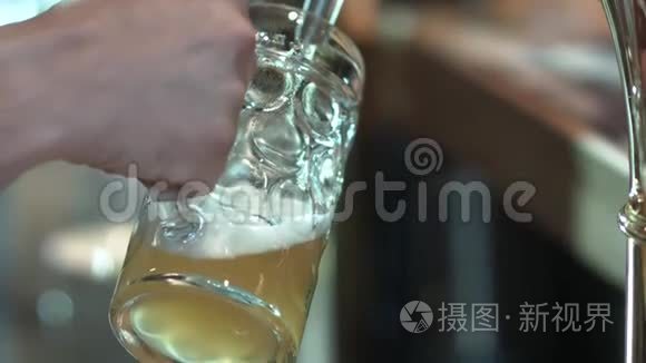 啤酒倒在杯子里，用水龙头