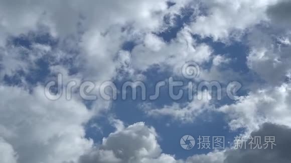 只有天空。 蓝天白云的美丽全景.. 云飞在头顶。 全高清时间延时