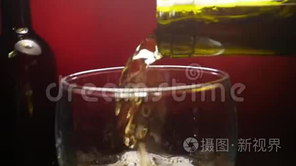 在红色背景下慢慢倒入酒杯的白葡萄酒