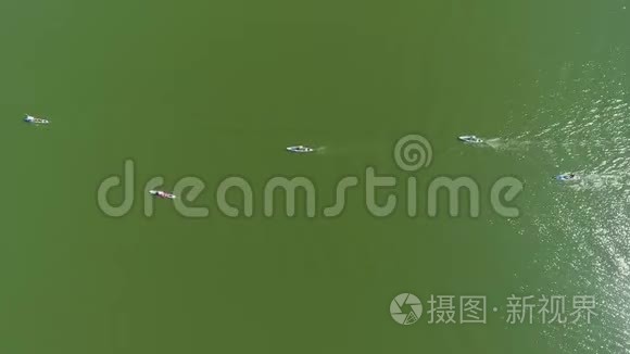 苏普赛车手在深绿色的水上竞技视频
