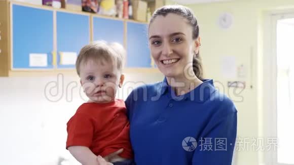 母亲把婴儿交给女婴儿保育员视频